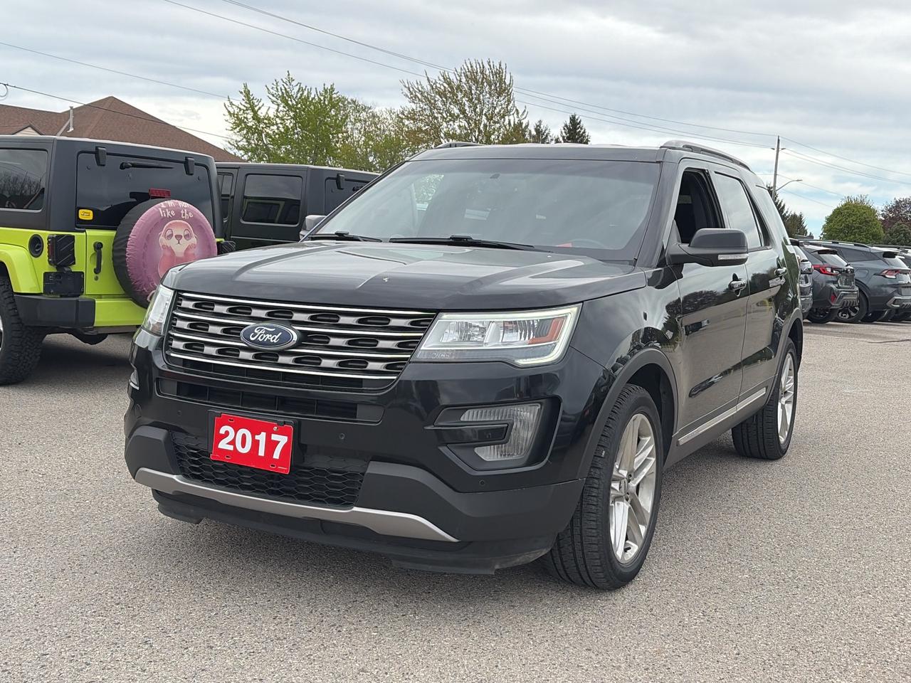 2017 Ford Explorer XLT, CLEAN CARFAX, 7 PASS, AWD, HEATED SEATS! - Photo #2