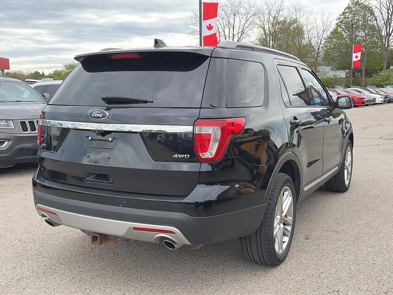 2017 Ford Explorer XLT, CLEAN CARFAX, 7 PASS, AWD, HEATED SEATS! Photo