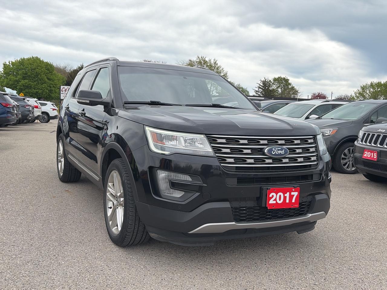 2017 Ford Explorer XLT, CLEAN CARFAX, 7 PASS, AWD, HEATED SEATS! - Photo #9