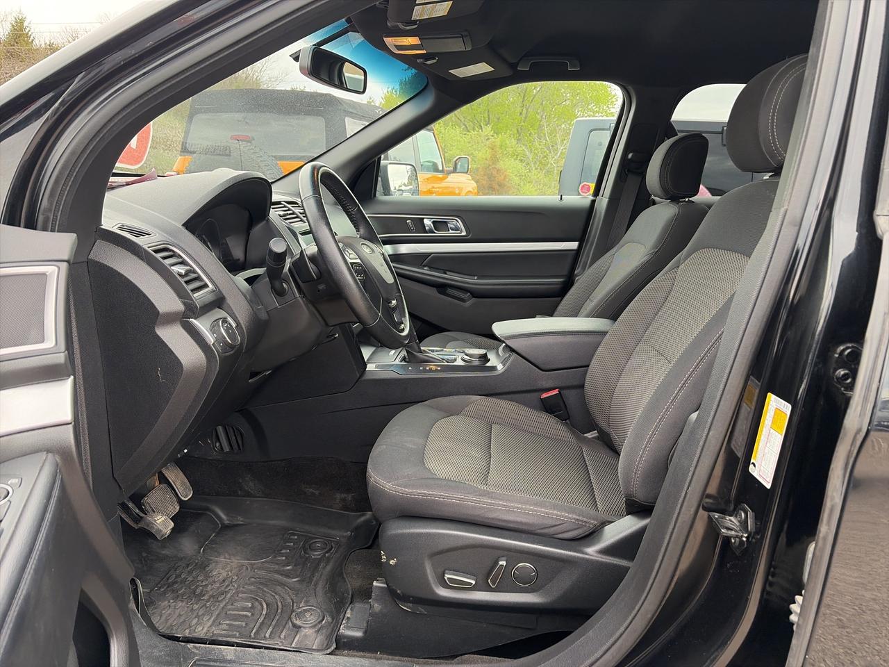 2017 Ford Explorer XLT, CLEAN CARFAX, 7 PASS, AWD, HEATED SEATS! Photo