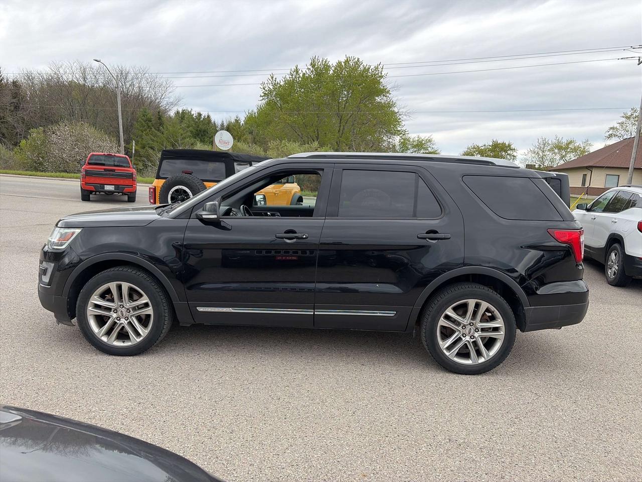 2017 Ford Explorer XLT, CLEAN CARFAX, 7 PASS, AWD, HEATED SEATS! - Photo #3