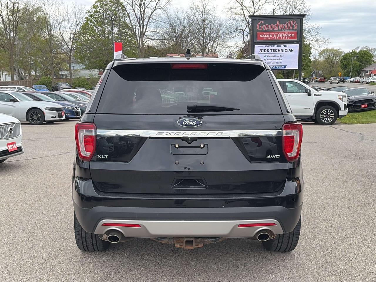 2017 Ford Explorer XLT, CLEAN CARFAX, 7 PASS, AWD, HEATED SEATS! - Photo #5