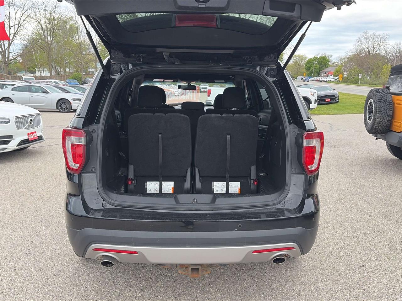 2017 Ford Explorer XLT, CLEAN CARFAX, 7 PASS, AWD, HEATED SEATS! - Photo #6