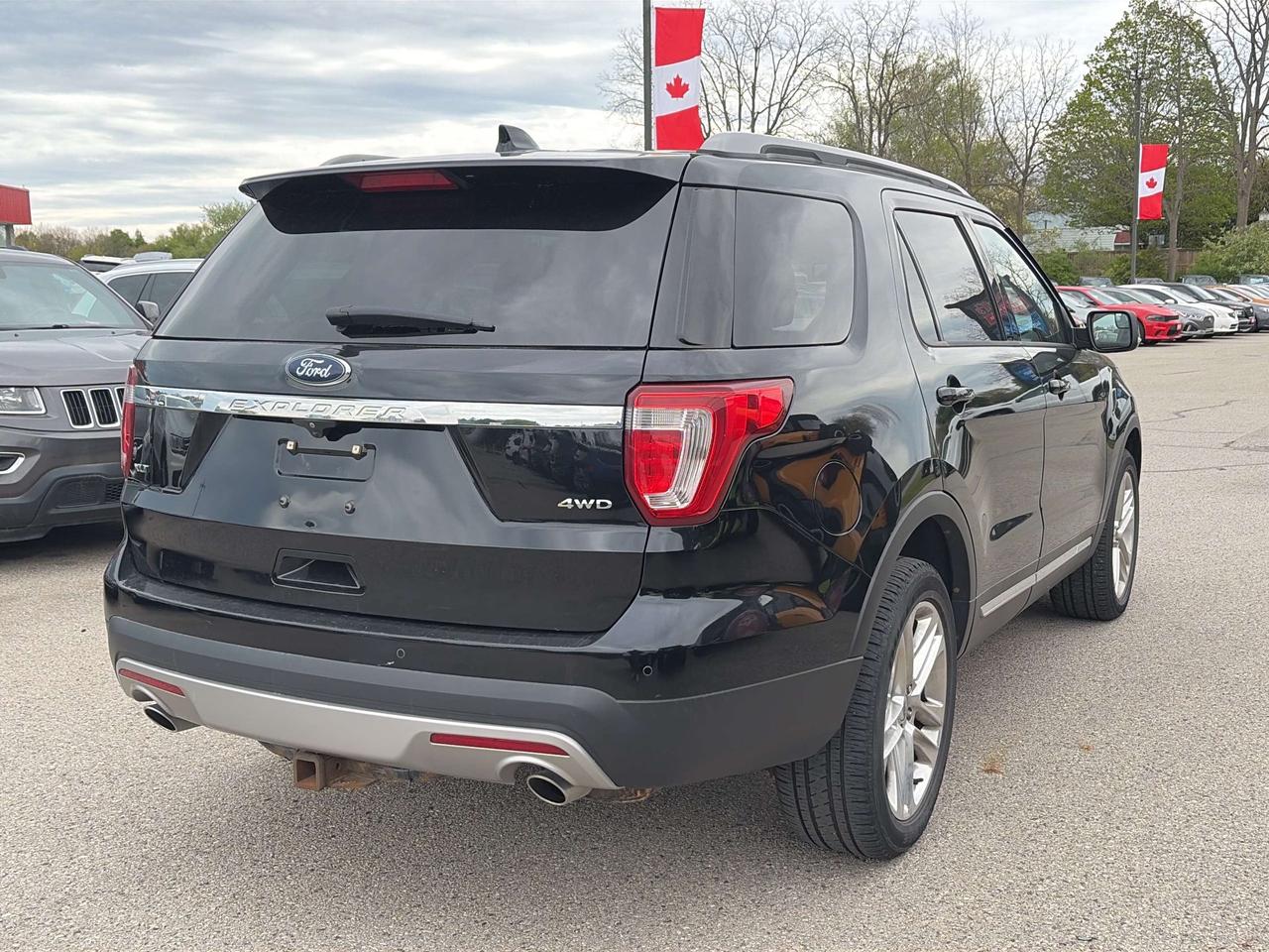 2017 Ford Explorer XLT, CLEAN CARFAX, 7 PASS, AWD, HEATED SEATS! Photo