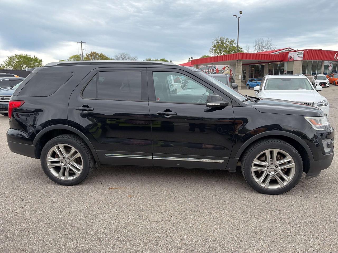 2017 Ford Explorer XLT, CLEAN CARFAX, 7 PASS, AWD, HEATED SEATS! Photo
