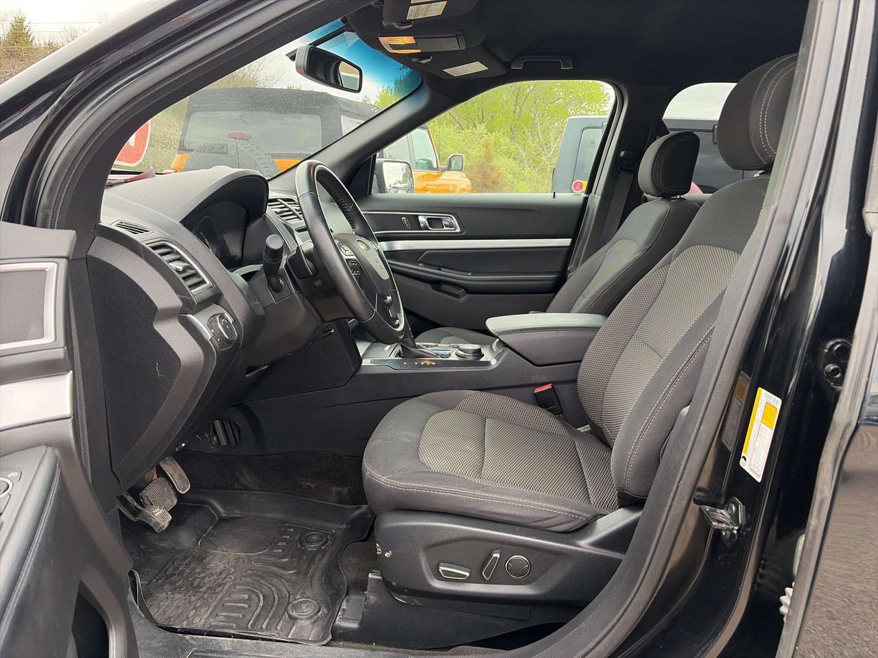 2017 Ford Explorer XLT, CLEAN CARFAX, 7 PASS, AWD, HEATED SEATS! Photo