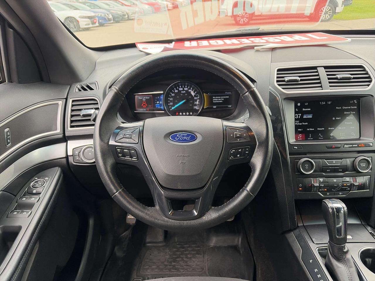 2017 Ford Explorer XLT, CLEAN CARFAX, 7 PASS, AWD, HEATED SEATS! - Photo #14