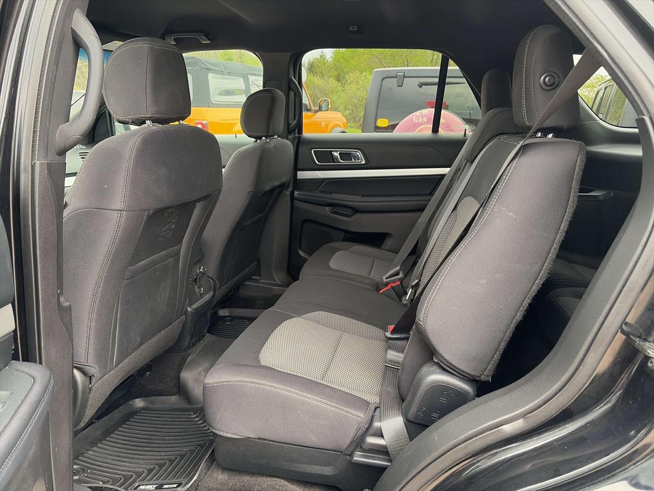 2017 Ford Explorer XLT, CLEAN CARFAX, 7 PASS, AWD, HEATED SEATS! Photo