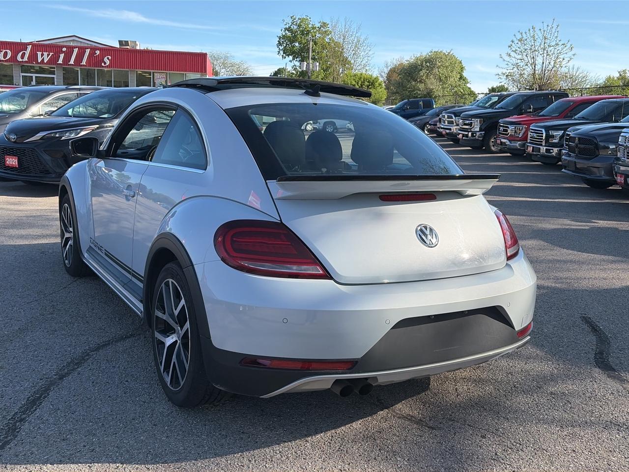 2018 Volkswagen Beetle DUNE, AUTO, HEATED SEATS, SUNROOF,  BACK UP CAMERA Photo