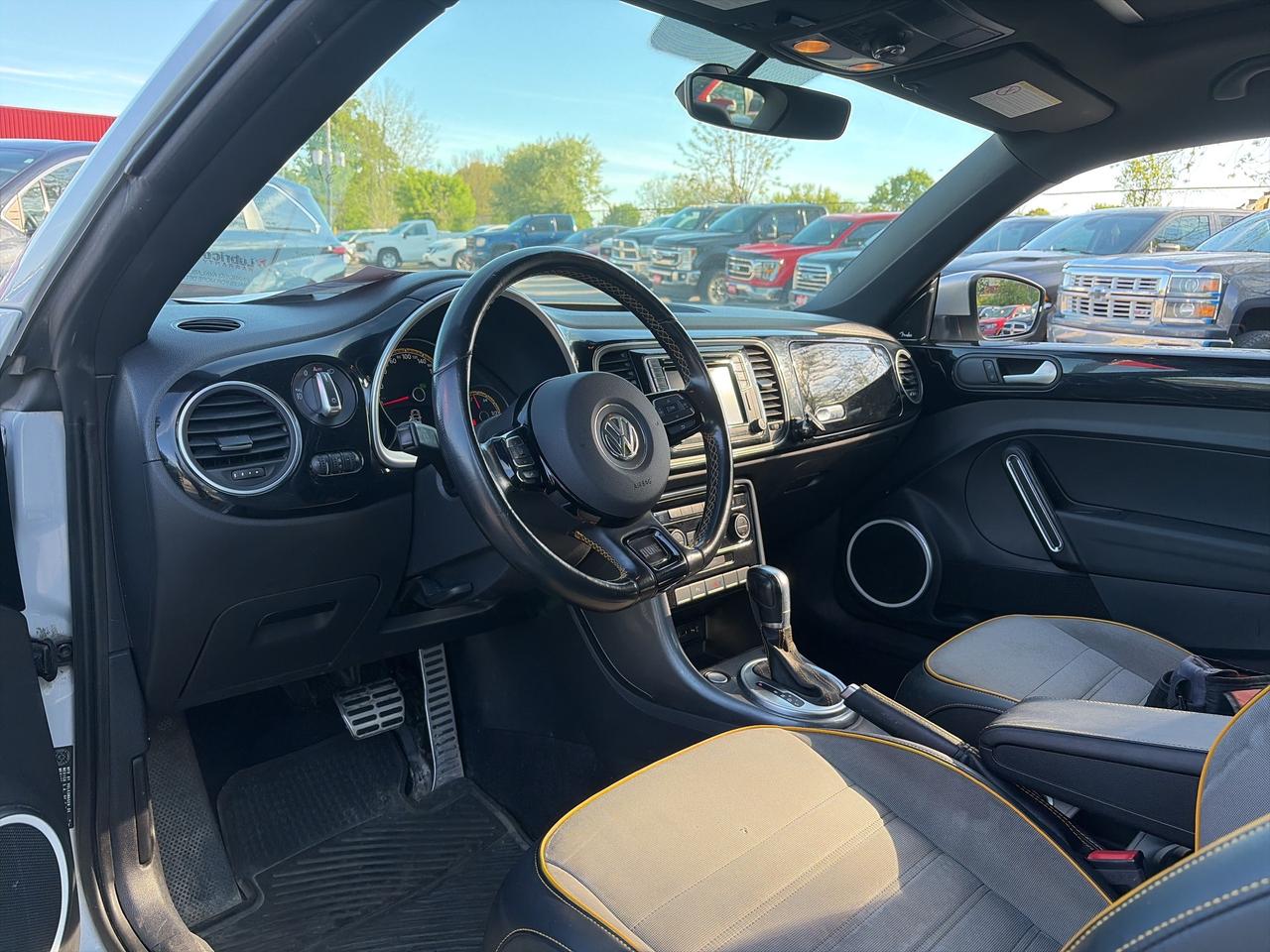 2018 Volkswagen Beetle DUNE, AUTO, HEATED SEATS, SUNROOF,  BACK UP CAMERA Photo