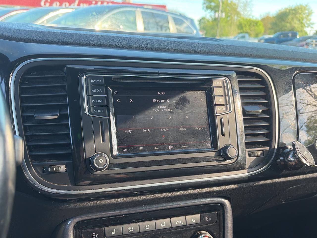 2018 Volkswagen Beetle DUNE, AUTO, HEATED SEATS, SUNROOF,  BACK UP CAMERA - Photo #17