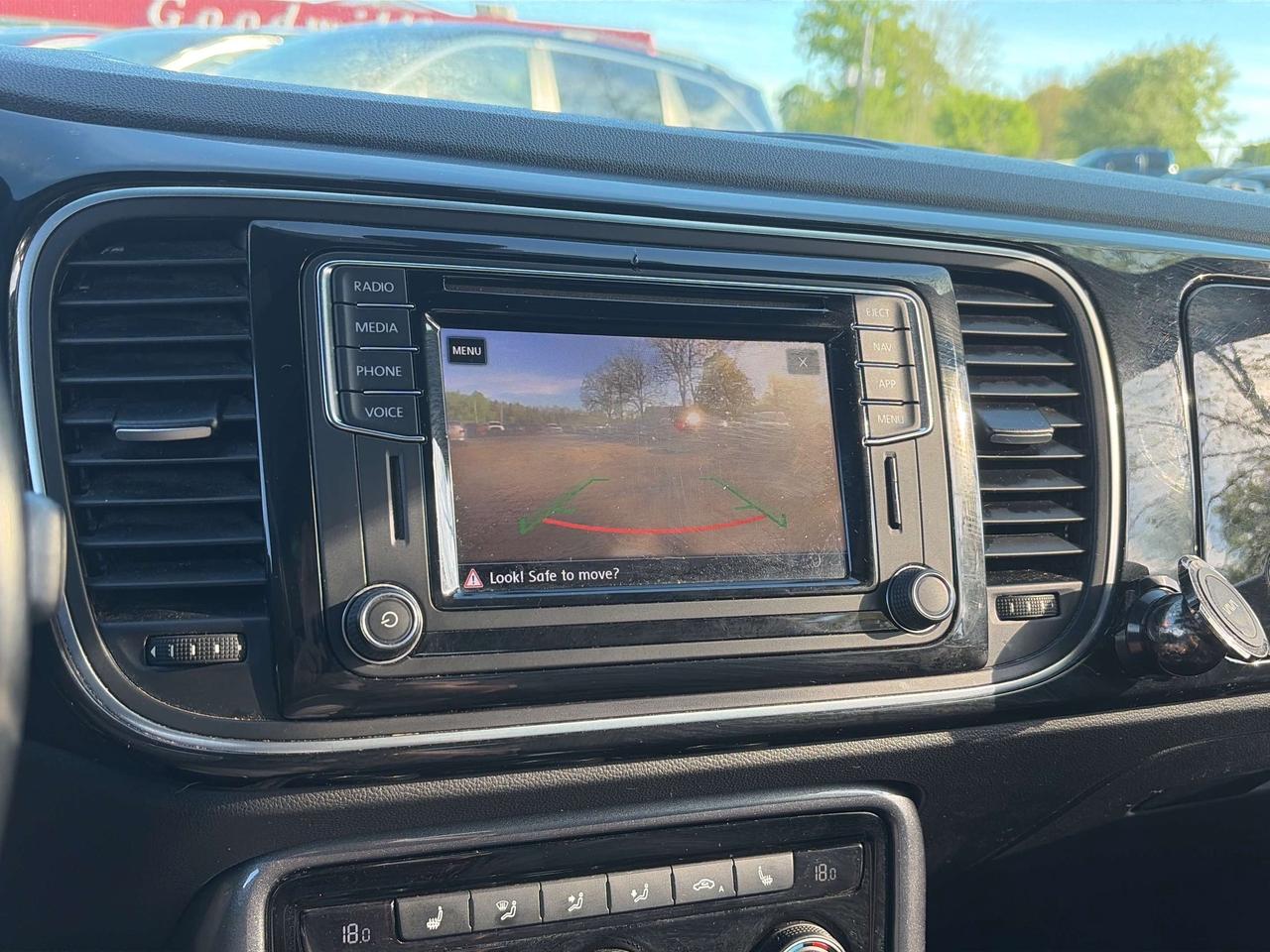 2018 Volkswagen Beetle DUNE, AUTO, HEATED SEATS, SUNROOF,  BACK UP CAMERA - Photo #20