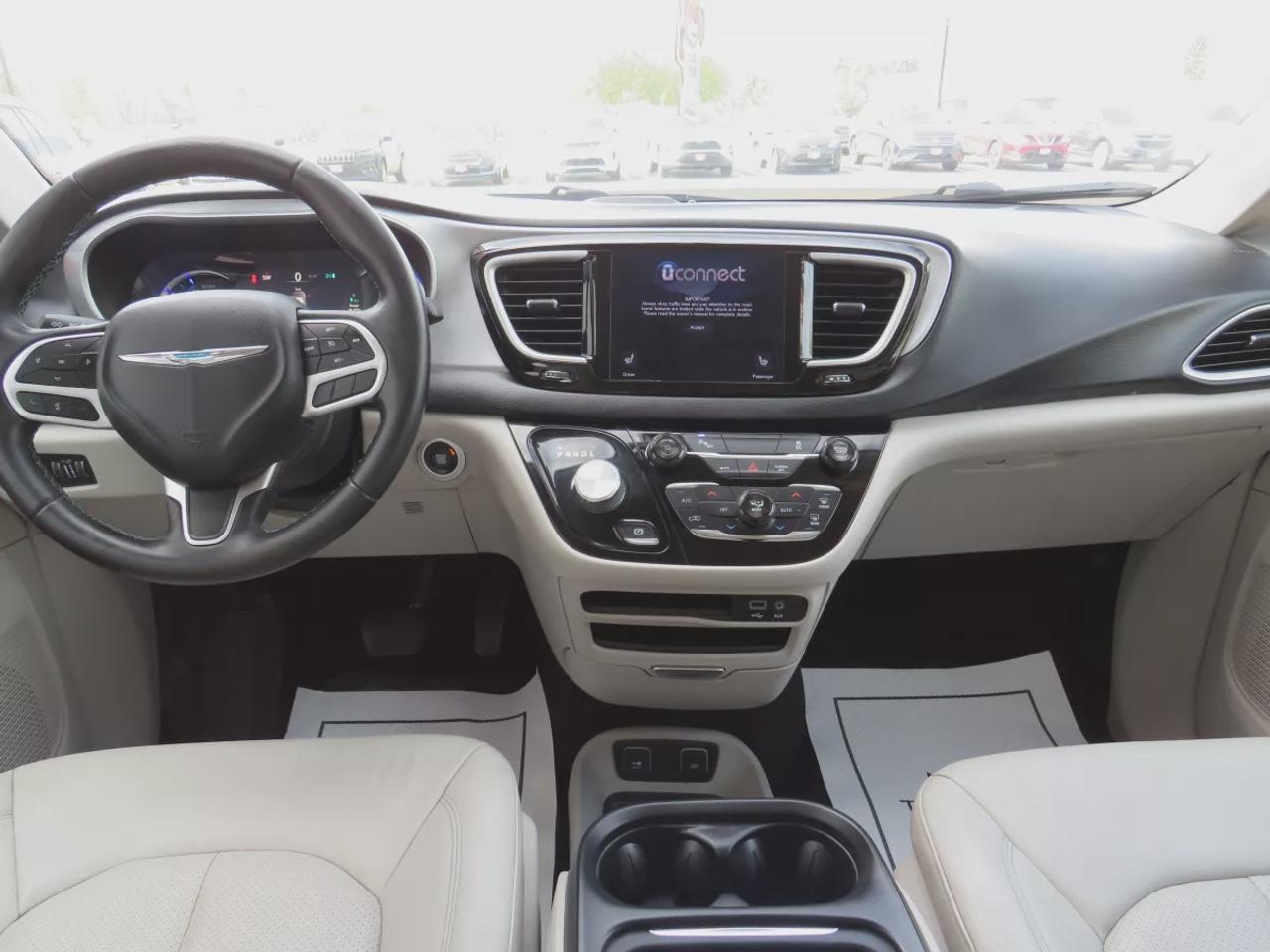 2018 Chrysler Pacifica Hybrid Touring-L | Clean Title No Accidents | 7 Passenger | Alloy Rims | Tints | DVD | Leather | Heated Seats | Dual Climate | Photo4