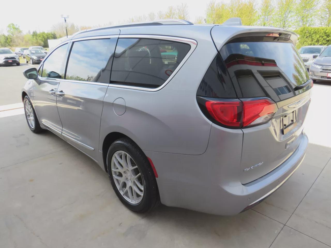 2018 Chrysler Pacifica Hybrid Touring-L | Clean Title No Accidents | 7 Passenger | Alloy Rims | Tints | DVD | Leather | Heated Seats | Dual Climate | Photo