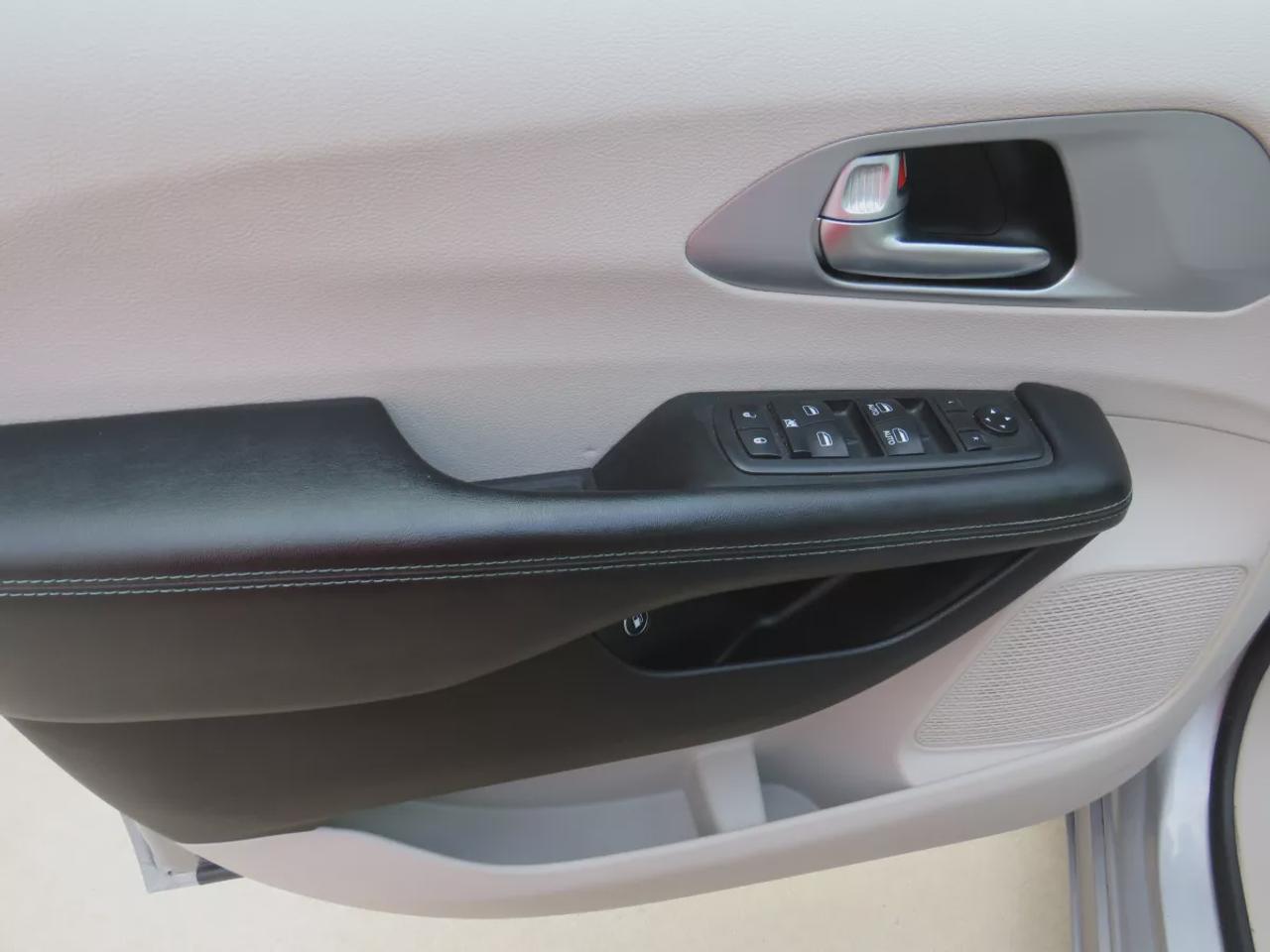2018 Chrysler Pacifica Hybrid Touring-L | Clean Carfax | 7 Passenger | Alloy Rims | Tints | DVD | Leather | Heated Seats | Dual Climate | Photo