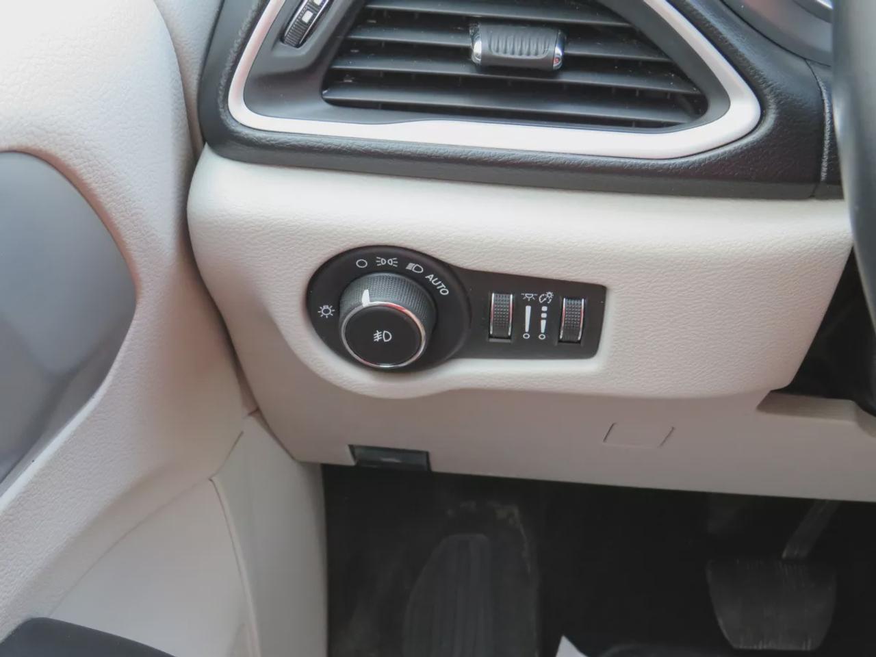 2018 Chrysler Pacifica Hybrid Touring-L | Clean Title No Accidents | 7 Passenger | Alloy Rims | Tints | DVD | Leather | Heated Seats | Dual Climate | Photo
