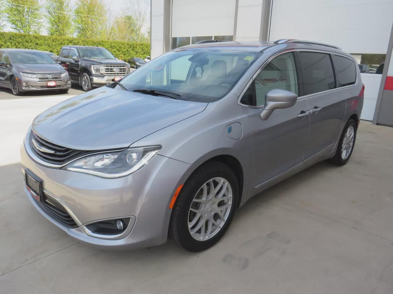 2018 Chrysler Pacifica Hybrid Touring-L | Clean Title No Accidents | 7 Passenger | Alloy Rims | Tints | DVD | Leather | Heated Seats | Dual Climate | Photo