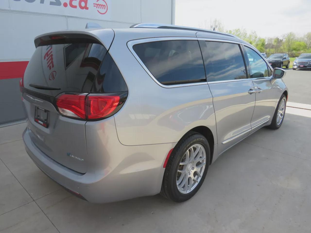 2018 Chrysler Pacifica Hybrid Touring-L | Clean Title No Accidents | 7 Passenger | Alloy Rims | Tints | DVD | Leather | Heated Seats | Dual Climate | Photo