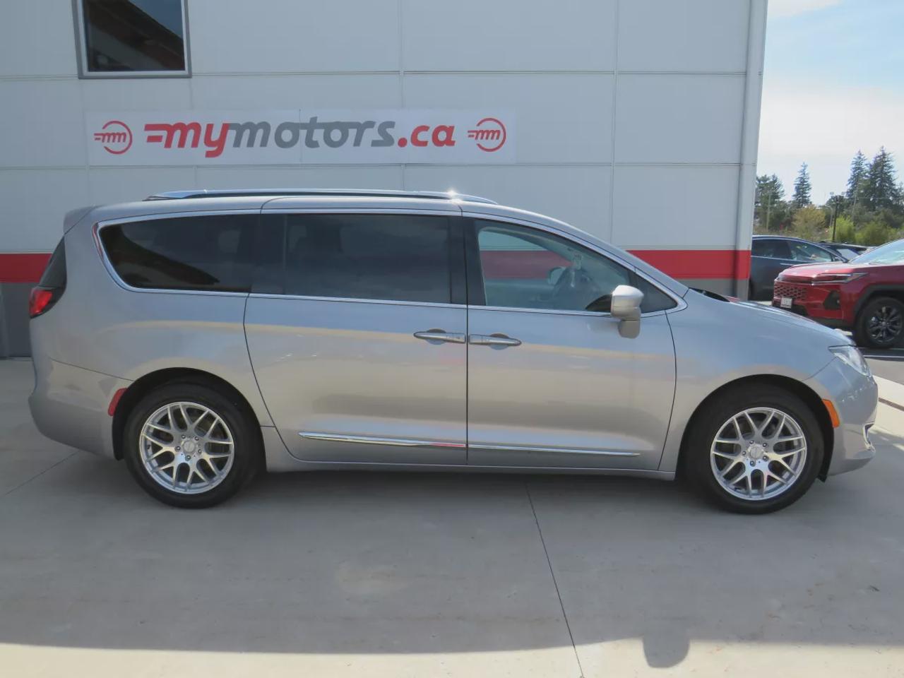 2018 Chrysler Pacifica Hybrid Touring-L | Clean Title No Accidents | 7 Passenger | Alloy Rims | Tints | DVD | Leather | Heated Seats | Dual Climate | Photo