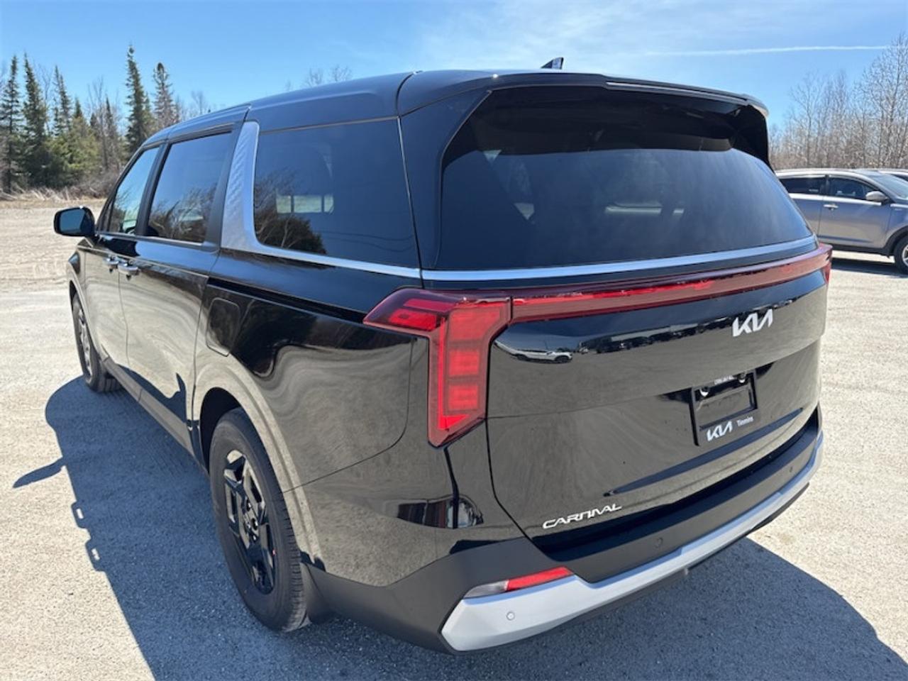 2026 Kia Carnival LX   - Navigation GPS - $311 B/W Photo
