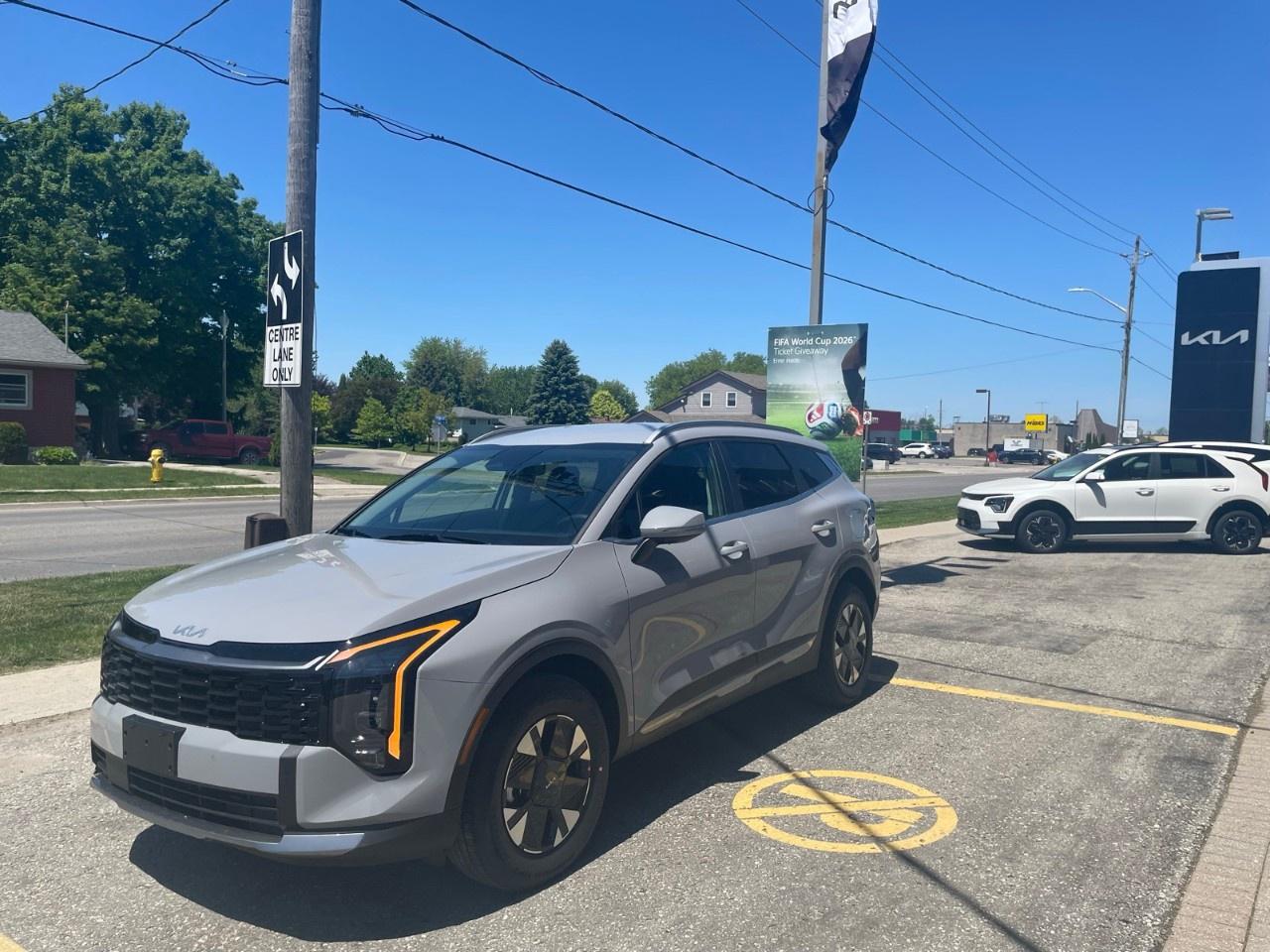 2026 Kia Sportage Hybrid EX AWD Photo2
