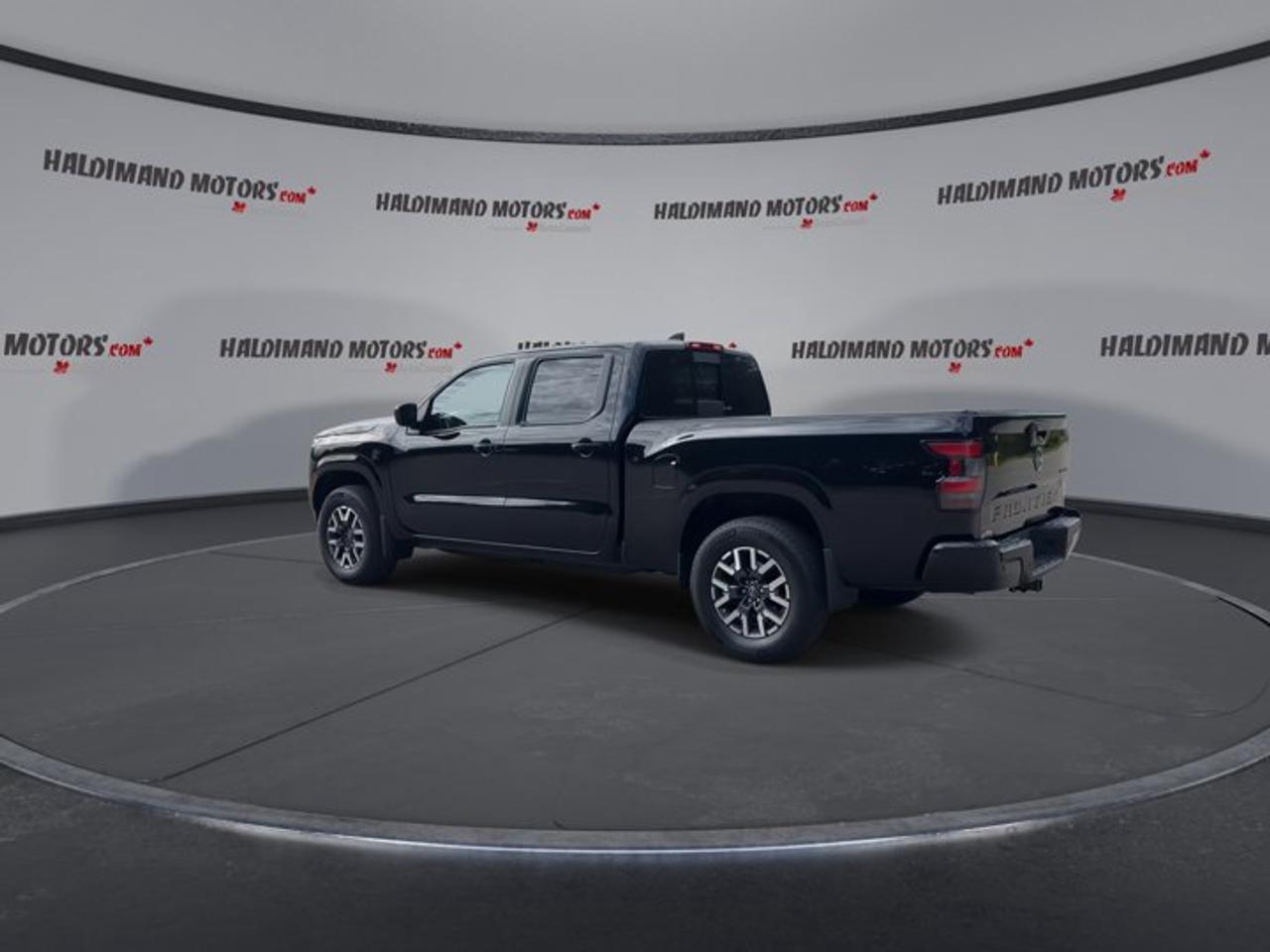 2024 Nissan Frontier SL Crew Cab 6' 4x4 | One Owner | Leather Seats Photo