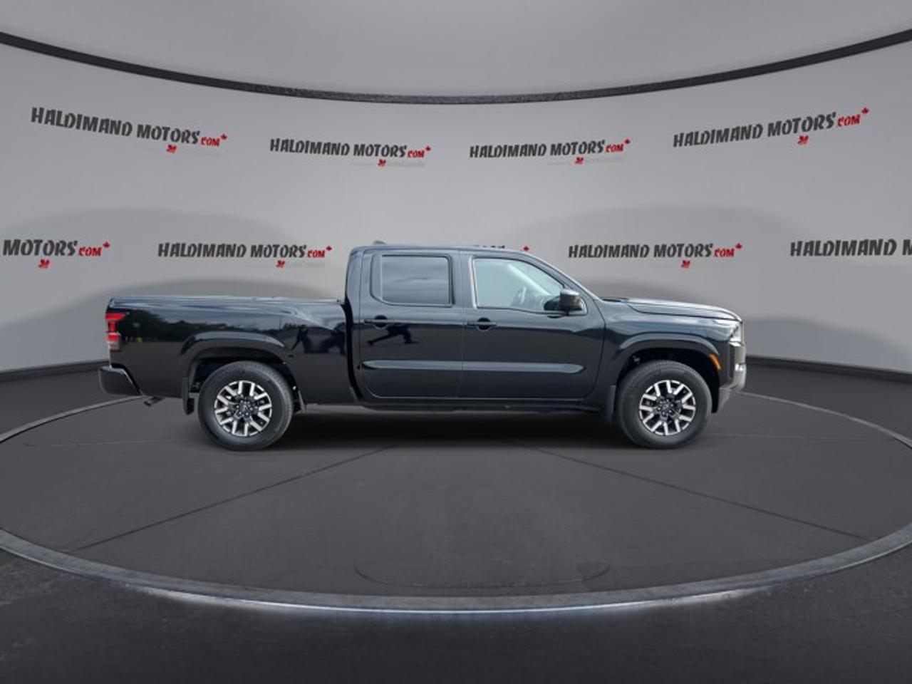 2024 Nissan Frontier SL Crew Cab 6' 4x4 | One Owner | Leather Seats Photo
