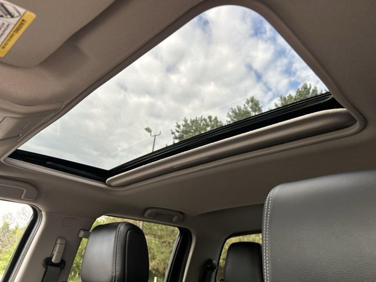 2024 Nissan Frontier SL Crew Cab 6' 4x4 | One Owner | Leather Seats Photo
