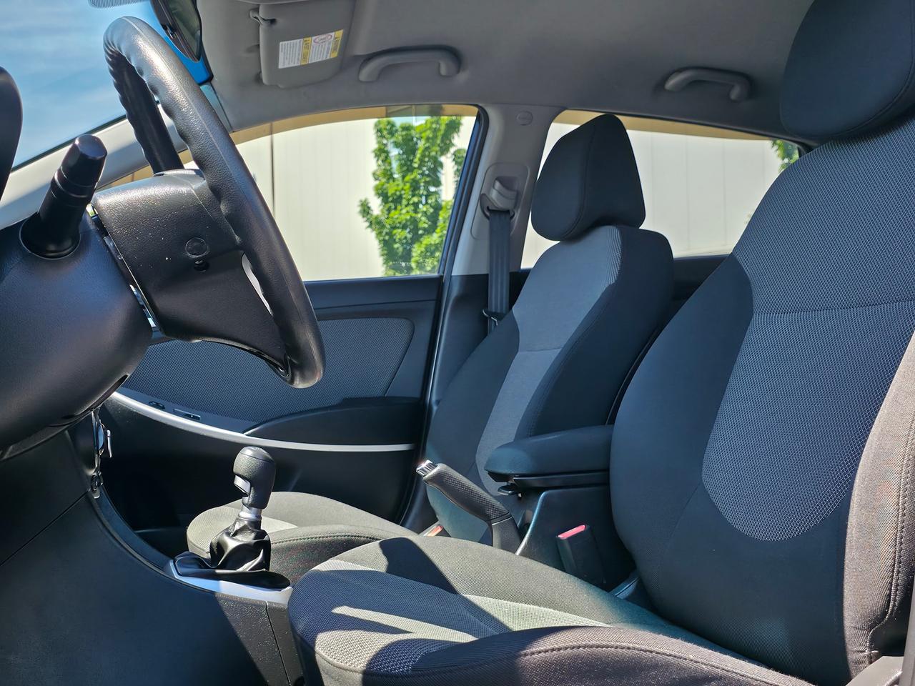 2013 Hyundai Accent Hatchback GLS *GREAT FIRST MANUAL CAR* Photo