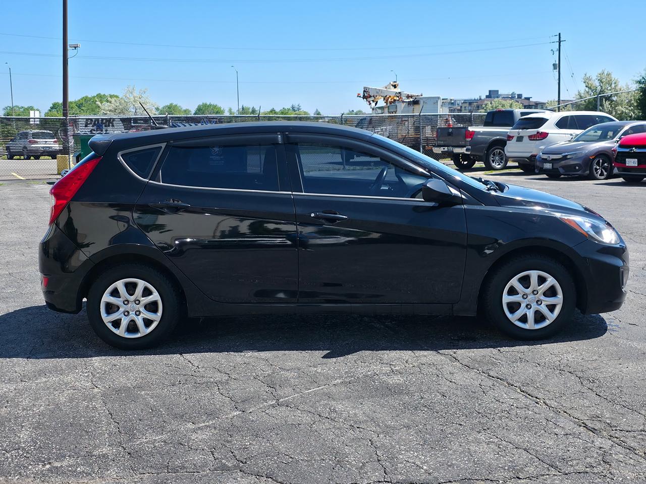2013 Hyundai Accent Hatchback GLS *GREAT FIRST MANUAL CAR* Photo3