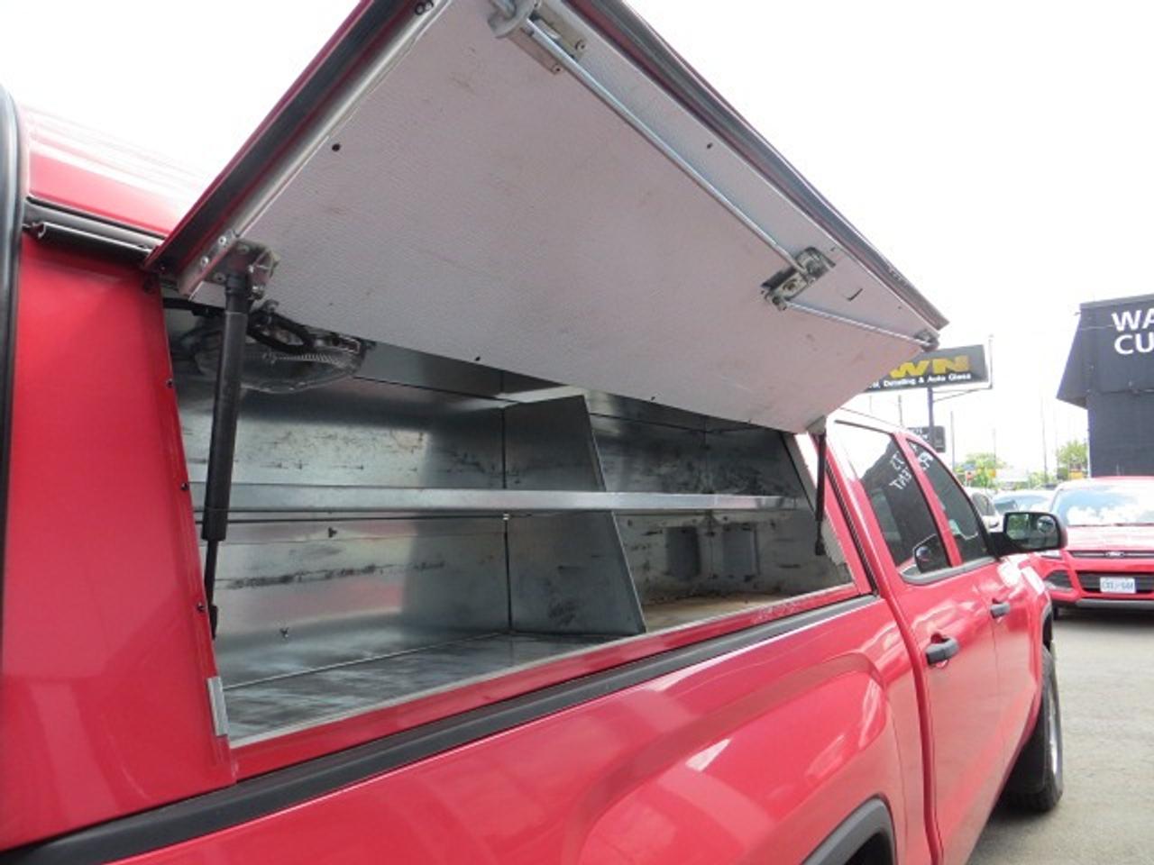 2018 GMC Sierra 1500 CERTIFIED, 4X4, CREW, 6 FT BOX WITH MATCHING CAP Photo