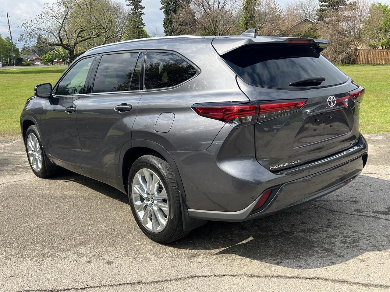 2023 Toyota Highlander HYBRID Limited AWD *Clean Carfax Photo
