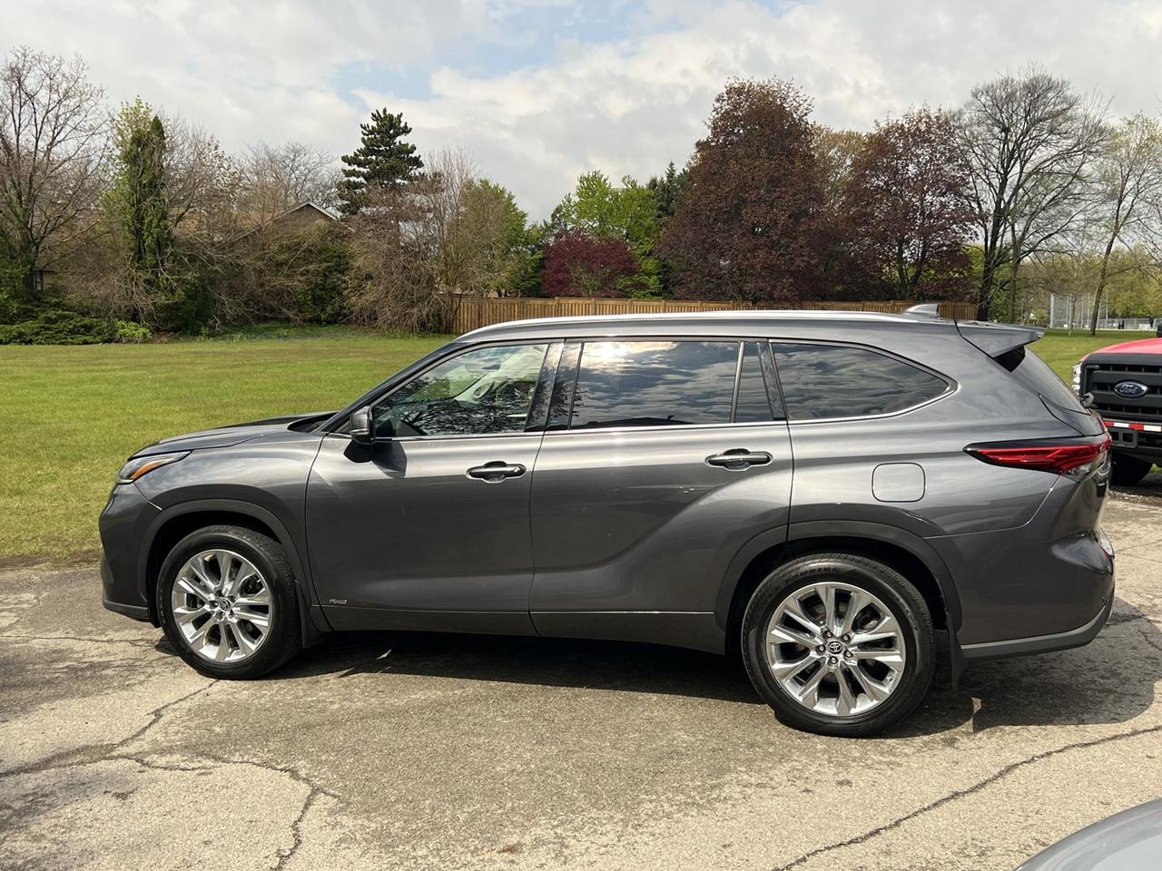 2023 Toyota Highlander HYBRID Limited AWD *Clean Carfax Photo
