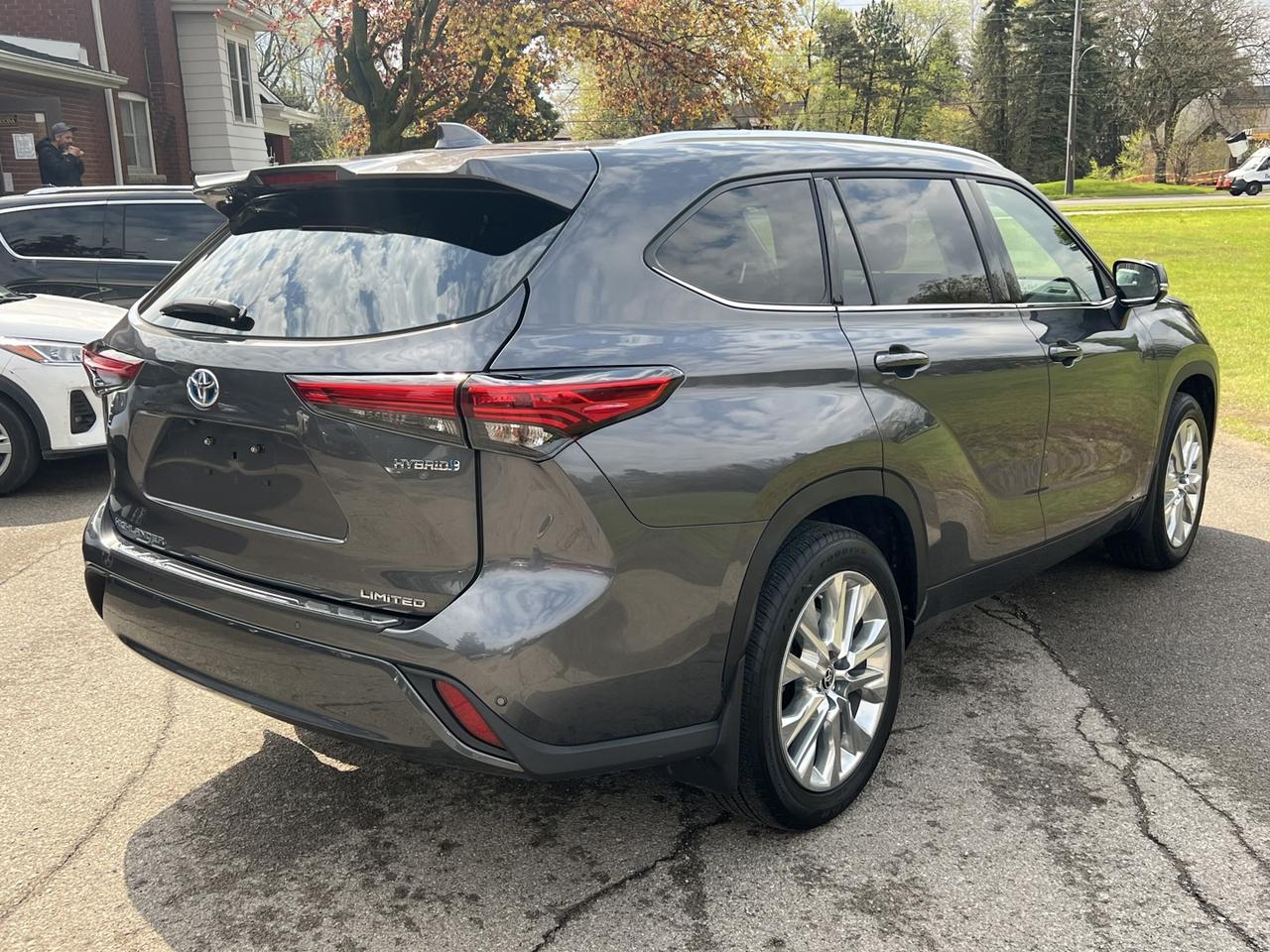 2023 Toyota Highlander HYBRID Limited AWD *Clean Carfax Photo