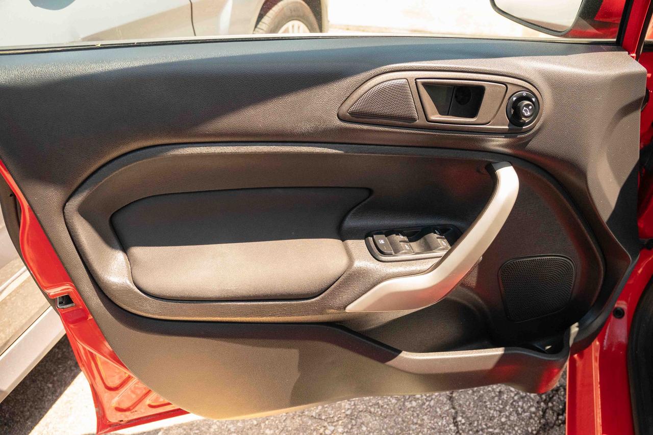 2012 Ford Fiesta SE Photo