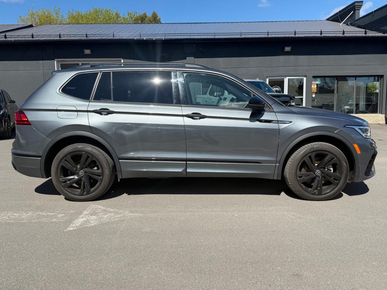 2023 Volkswagen Tiguan Comfortline R-Line Black Edition 4MOTION Photo