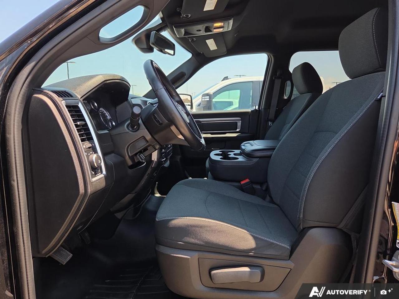 2022 RAM 1500 Classic Warlock 4x4   NO CLAIMS   ONE OWNER   REMOTE START Photo
