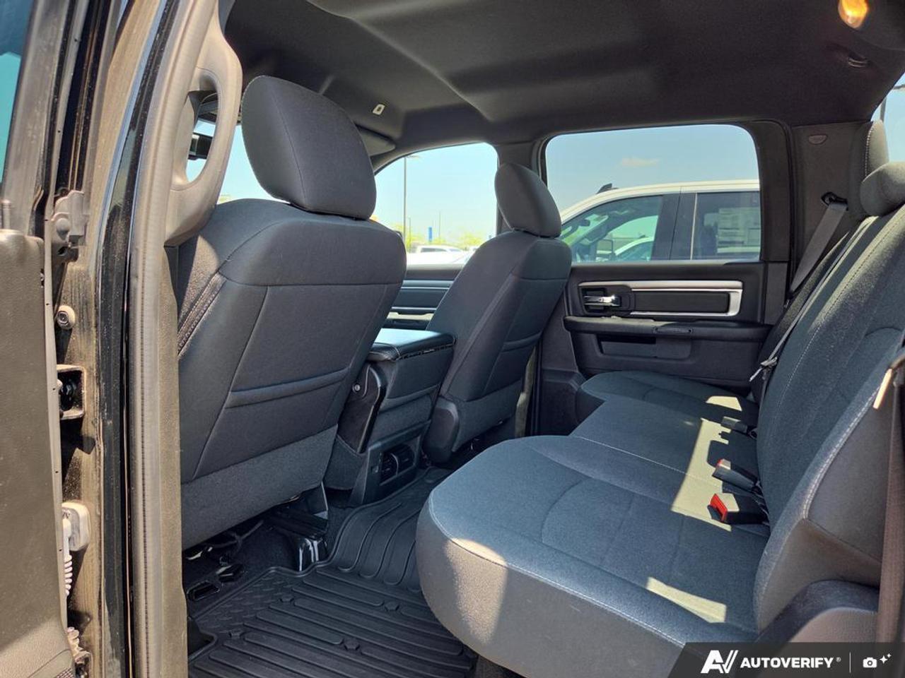 2022 RAM 1500 Classic Warlock 4x4   NO CLAIMS   ONE OWNER   REMOTE START Photo