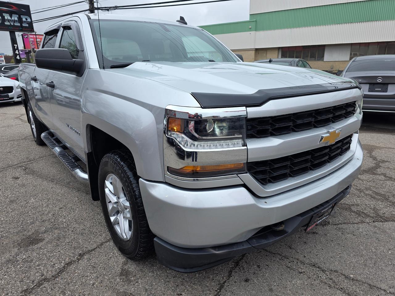 2018 Chevrolet Silverado 1500 4X4 CREW CAB Photo