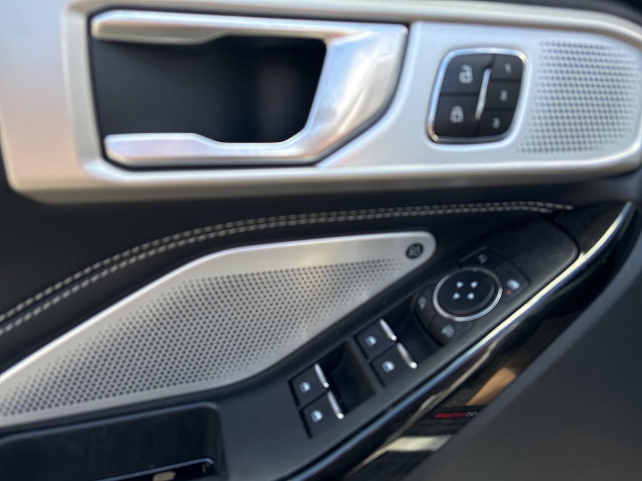 2023 Ford Explorer ST Photo