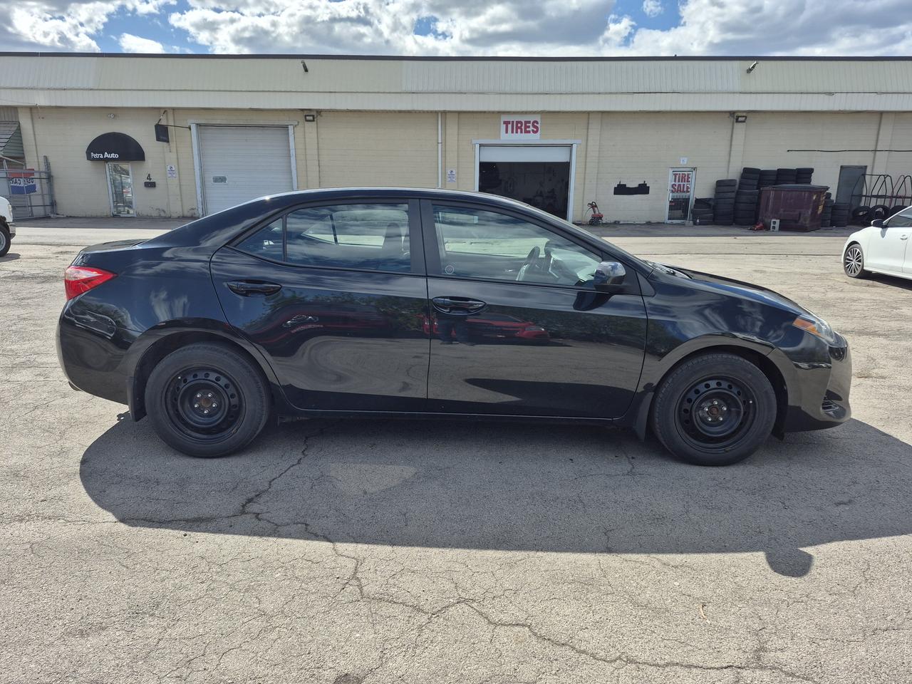 2018 Toyota Corolla LE Photo3