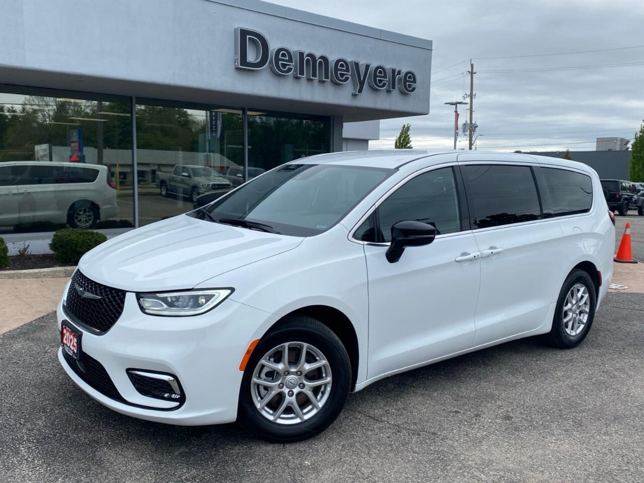 2025 Chrysler Pacifica Select FWD Photo