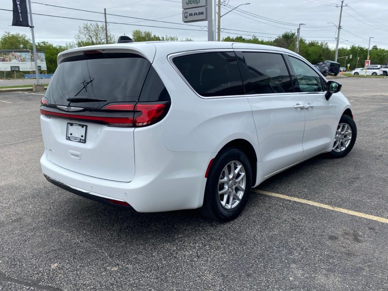 2025 Chrysler Pacifica Select FWD Photo4
