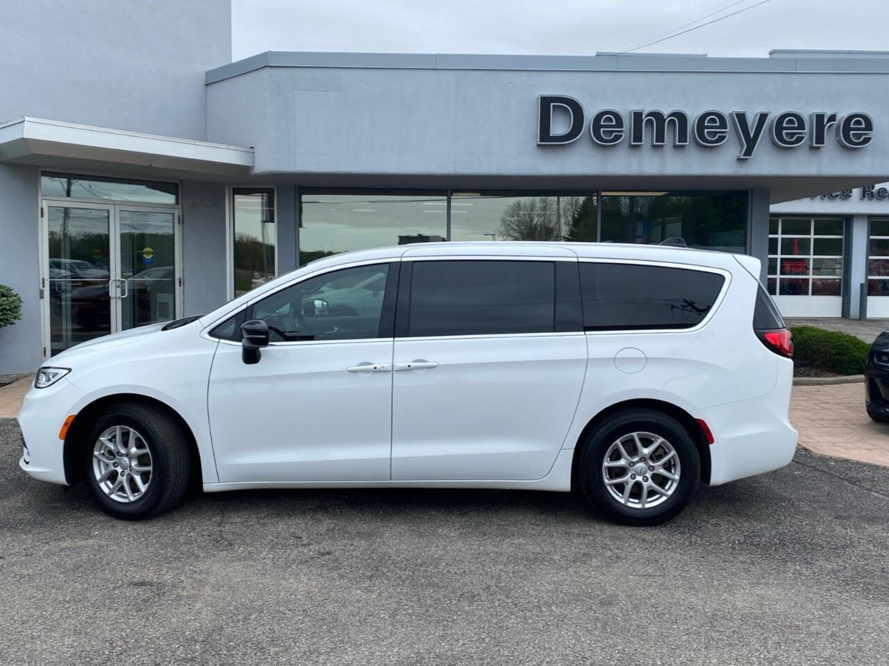 2025 Chrysler Pacifica Select FWD Photo