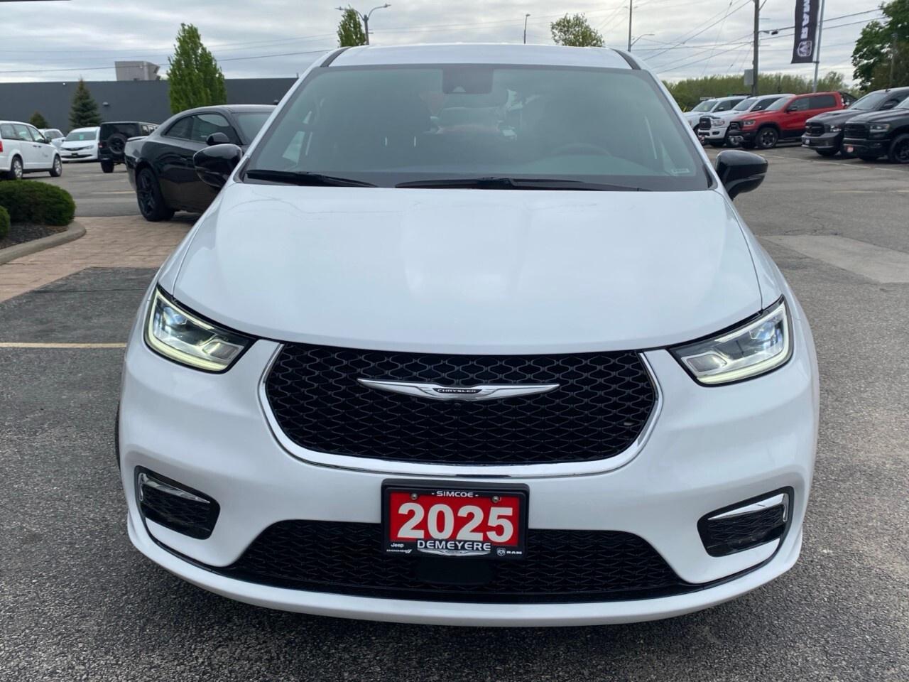 2025 Chrysler Pacifica Select FWD Photo