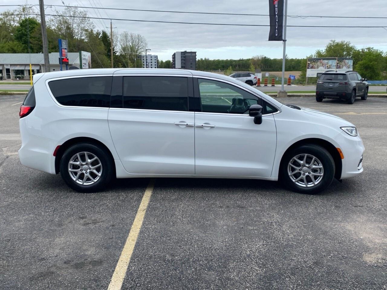 2025 Chrysler Pacifica Select FWD Photo