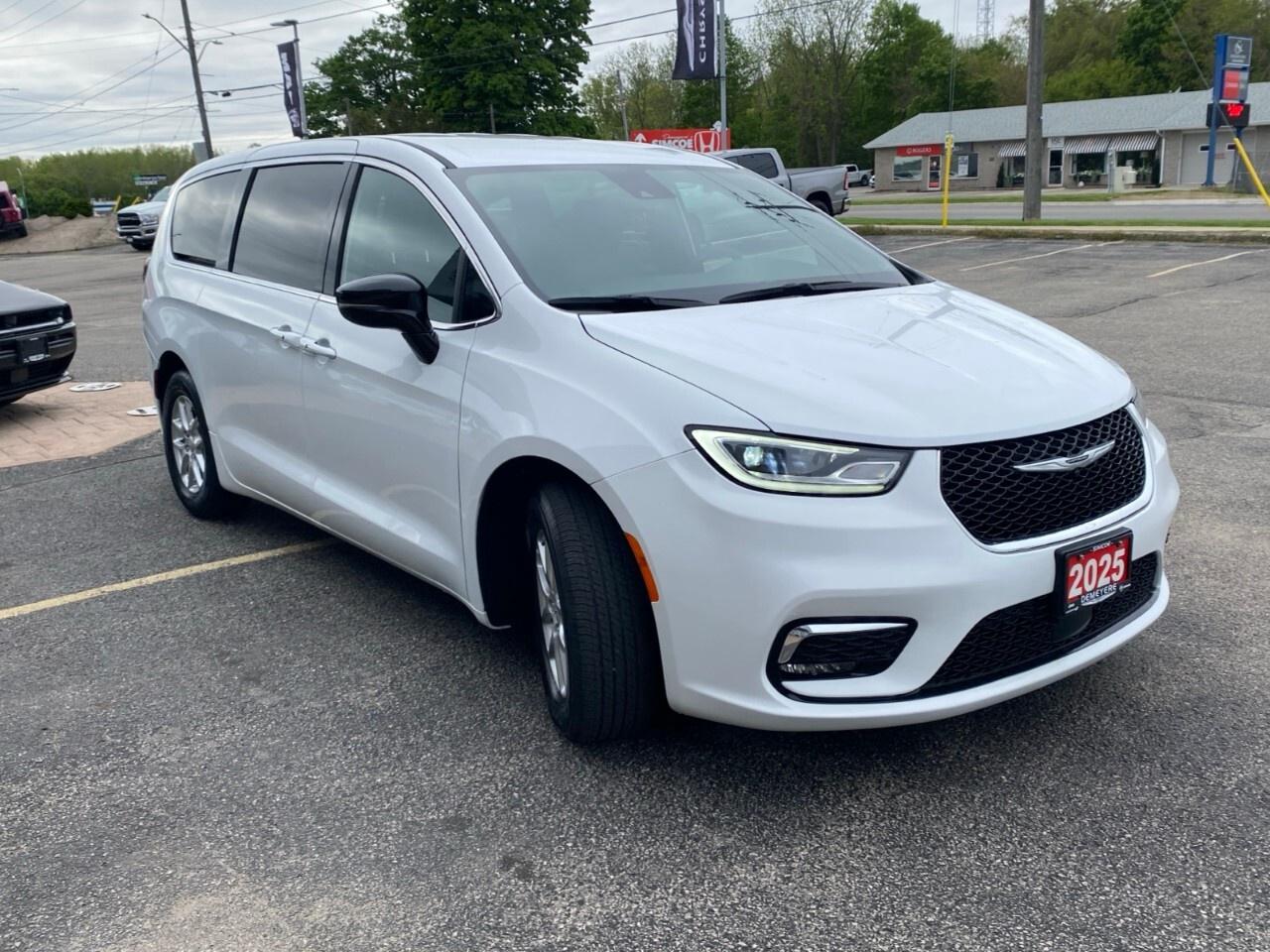 2025 Chrysler Pacifica Select FWD Photo