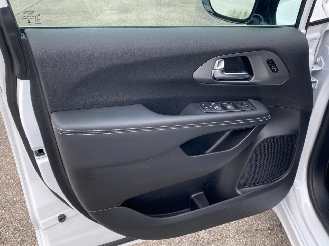2025 Chrysler Pacifica Select FWD Photo
