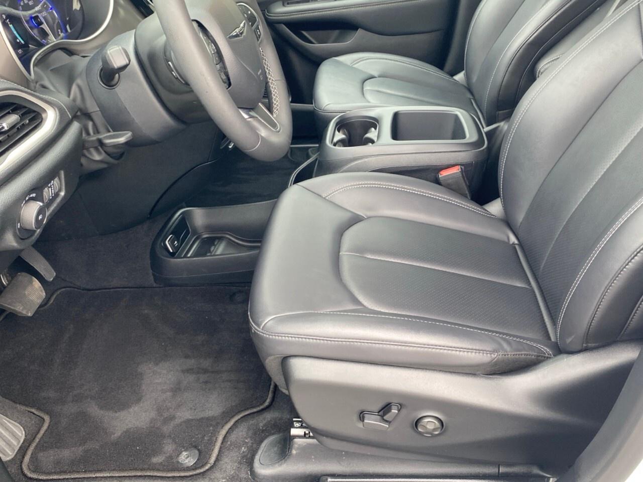 2025 Chrysler Pacifica Select FWD Photo