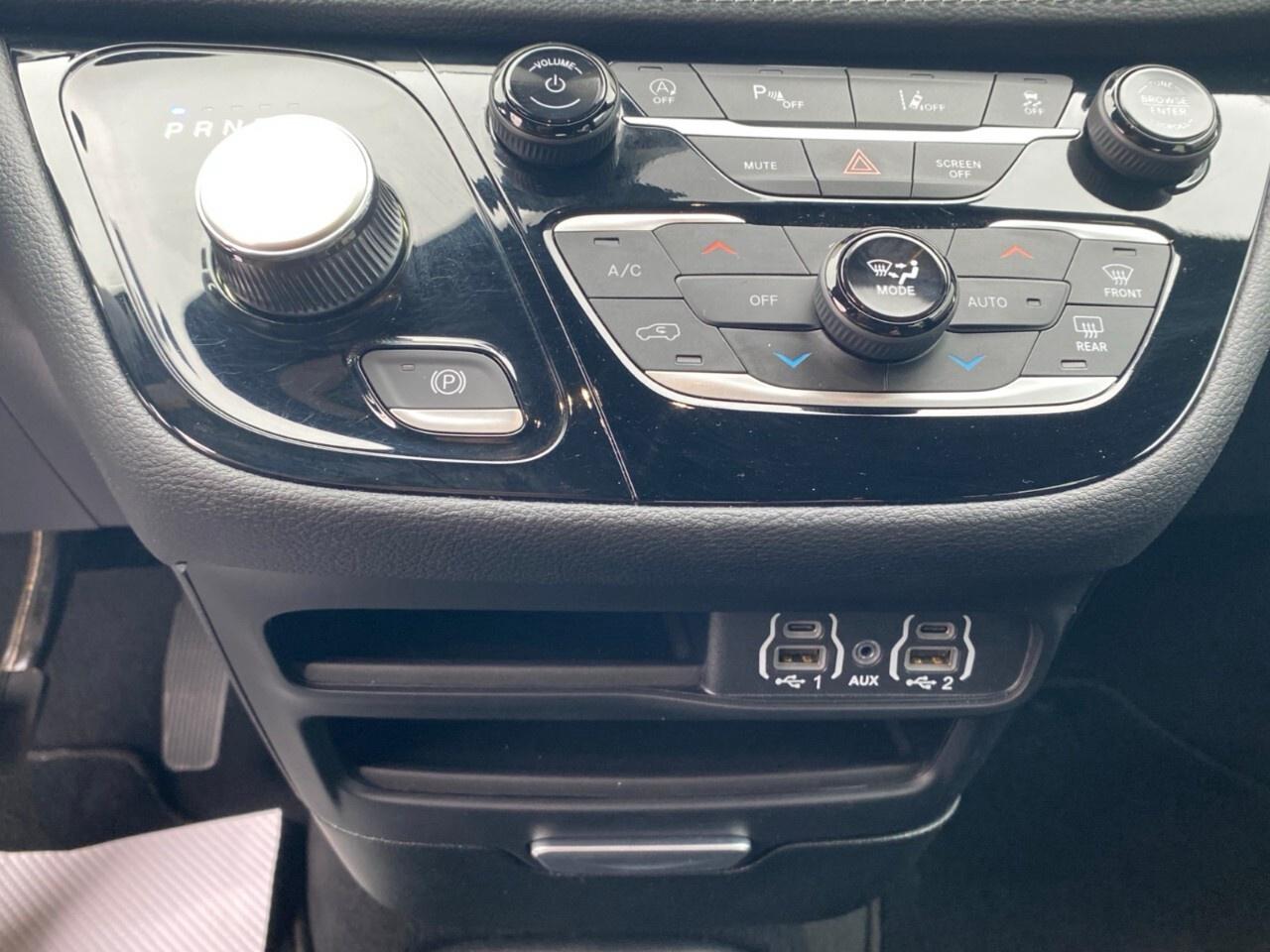 2025 Chrysler Pacifica Select FWD Photo